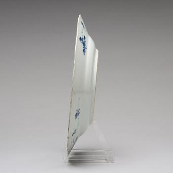A blue and white serving dish, Qing dynasty, Kangxi (1662-1722).