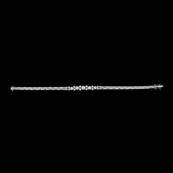 ARMBAND, 18 k vitguld med briljantslipade diamanter totalt ca 2.00 ct. Vikt ca 18 g.