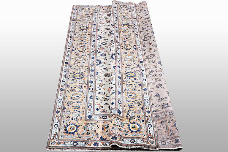 A carpet, Kashan, ca 359 x 238 cm.