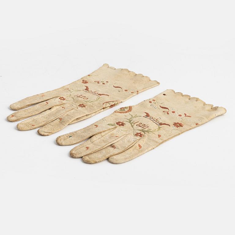 A pair of noble chamois leather gloves, circa 26x 11 cm dated 1820.