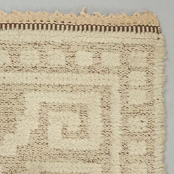 Märta Måås-Fjetterström, A CARPET, "Vita spetsporten", knotted pile in relief, ca  177,5 x 121 cm, signed MMF.