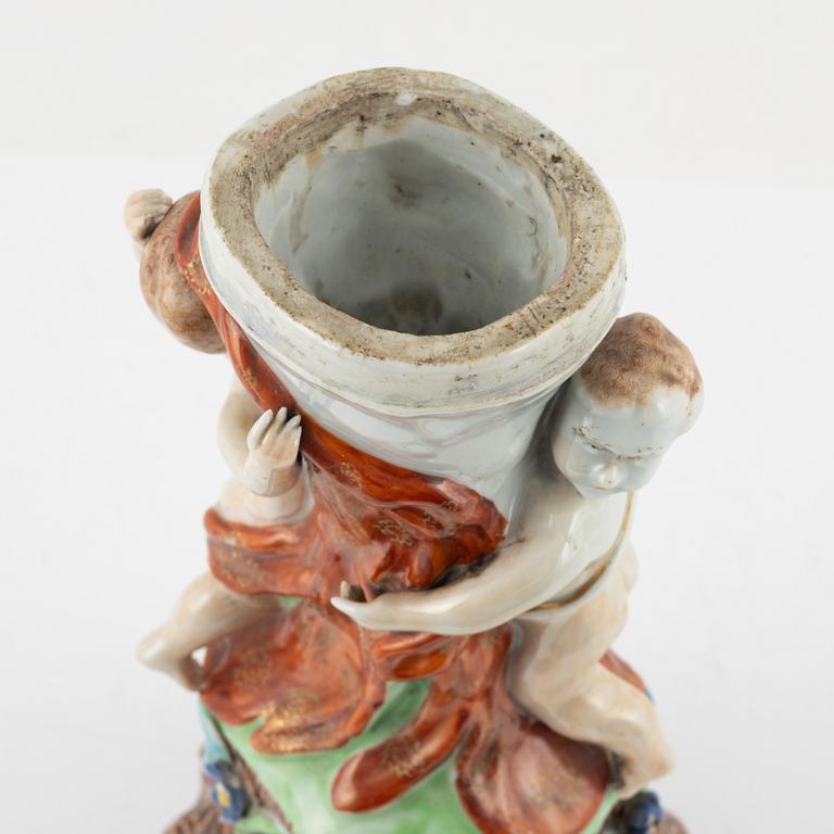 A Chinese Export famille rose foundation for a lemon basket, Qing dynasty, 18th Century.