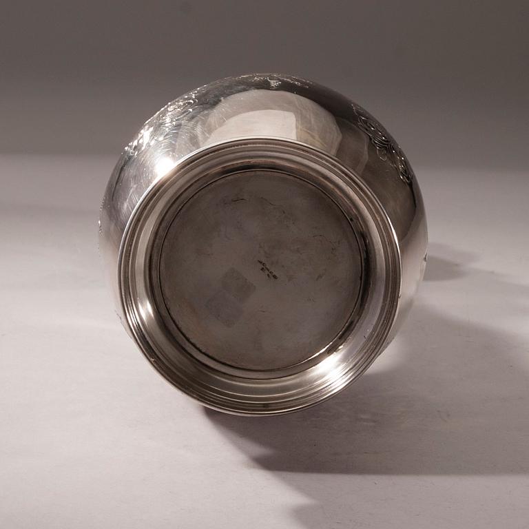 KARAFF, silver, Italien, kontrollstämplad Helsingfors 1974. Totalvikt 747 g.