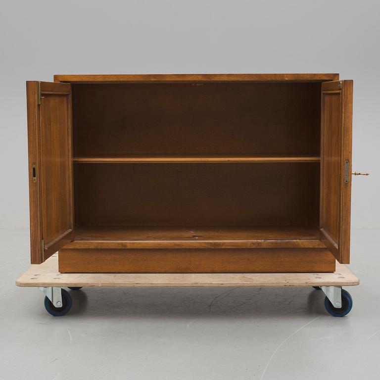 SIDEBOARD, Selva, sent 1900-tal.
