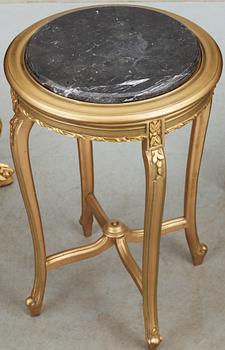 FÅTÖLJER, ett par och BORD, rokokostil, 1900/2000-tal.