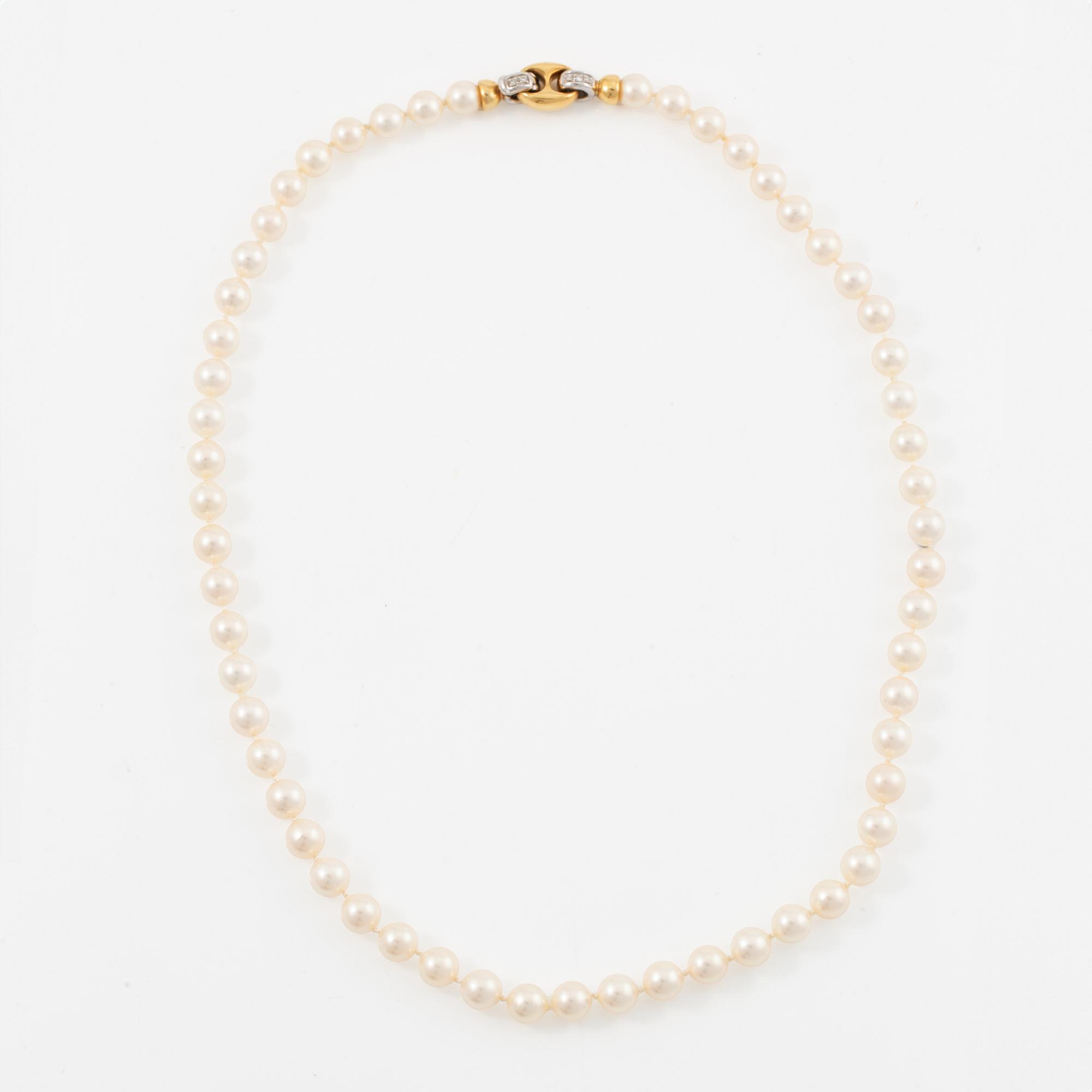 Necklace of cultured pearls, clasp 18K gold with round brilliant-cut diamonds.