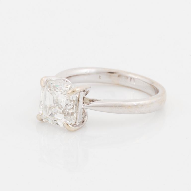 An 18K white gold ring set with an Asscher-cut diamond.