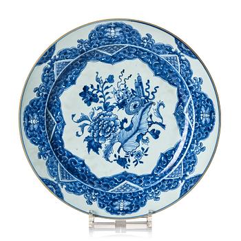 1133. A blue and white Chinese Export serving dish, Qing dynasty, early 18th Century.