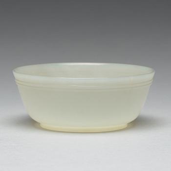 A nephrite bowl, Qing dynasty, circa 1900.