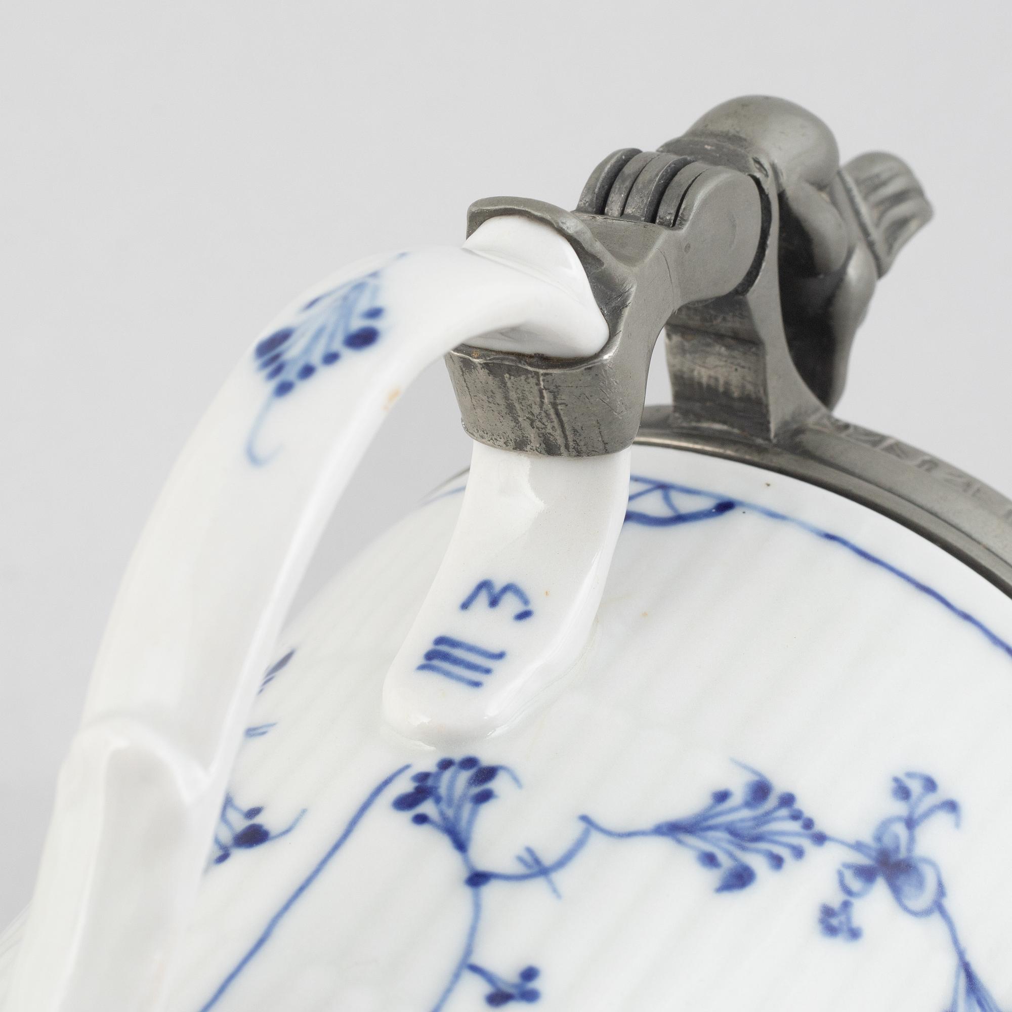 A 'Blue Fluted Plain' / 'Musselmalet rifflet' beer mug with pewter fittings, Royal Copenhagen, first part of the 19th c.