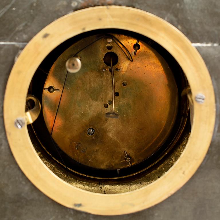 BORDSPENDYL, på sockel med glaskupa, nyrokoko, 1800-talets slut.