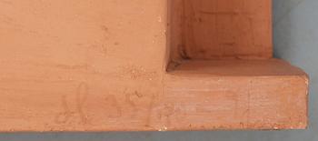 HERTA HILLFON, lergods, "Arkitektskåp" monogramsign o numr 35/40 samt dat -91.