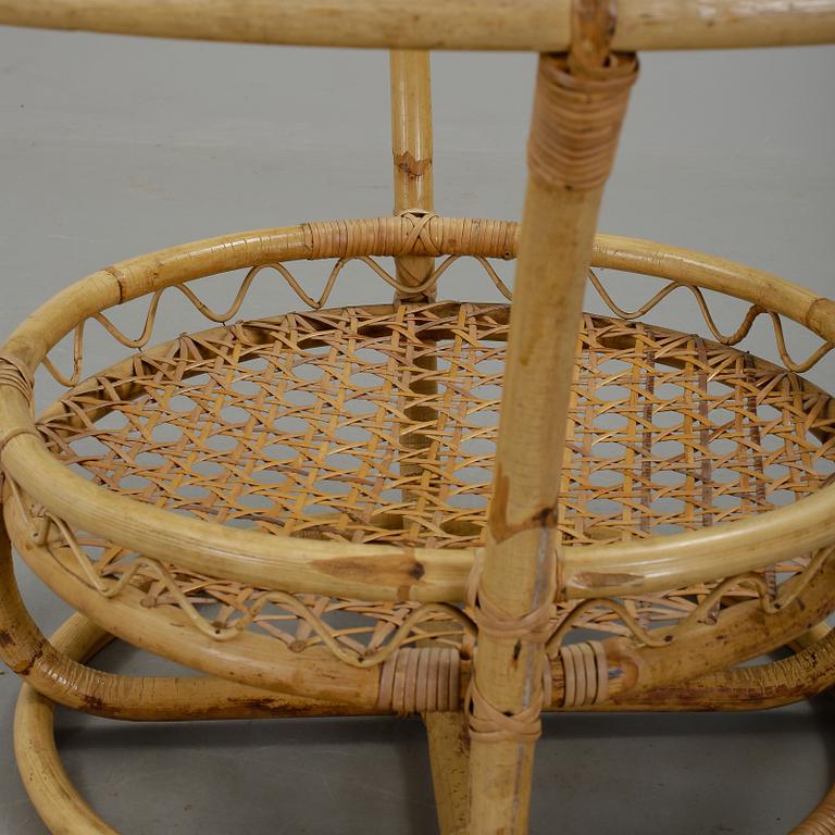FÅTÖLJER, ett par, samt BORD, 1900-talets mitt/ andra hälft.