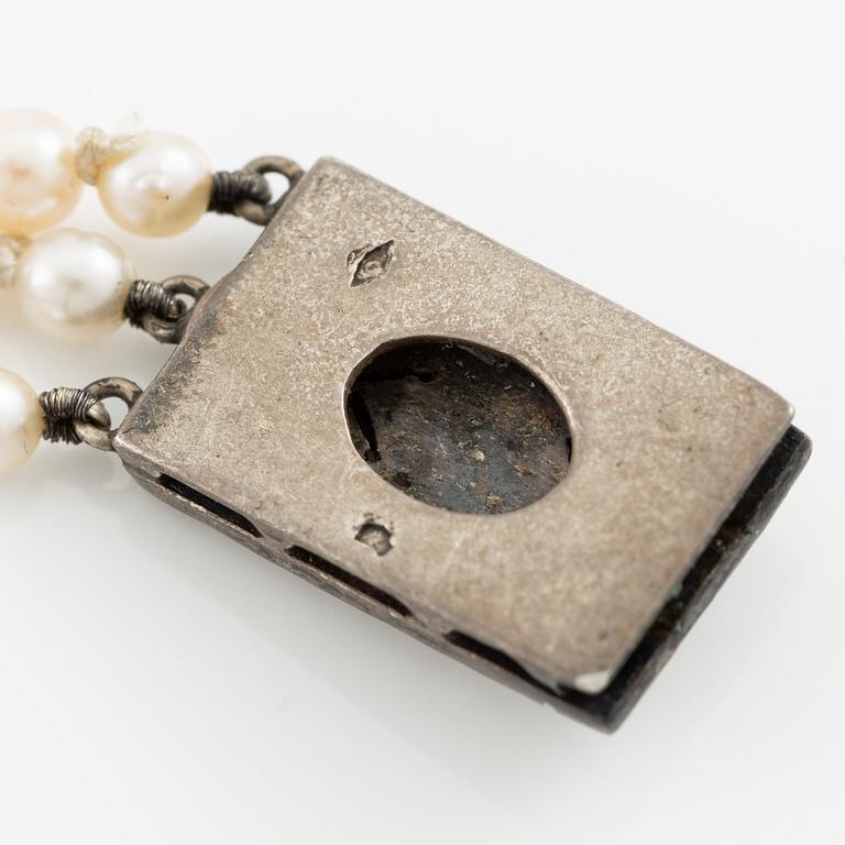 Armband tre rader odlade pärlor.