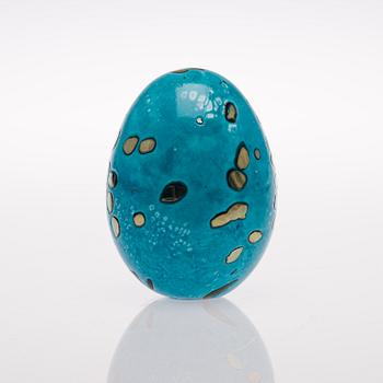 A glass egg signed and numbered Oiva Toikka Nuutajärvi 42/50.