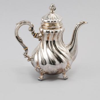 KAFFEKANNA, silver, rokokostil, svenska importstämplar, omkring 1900-talets mitt, vikt 535 gram.