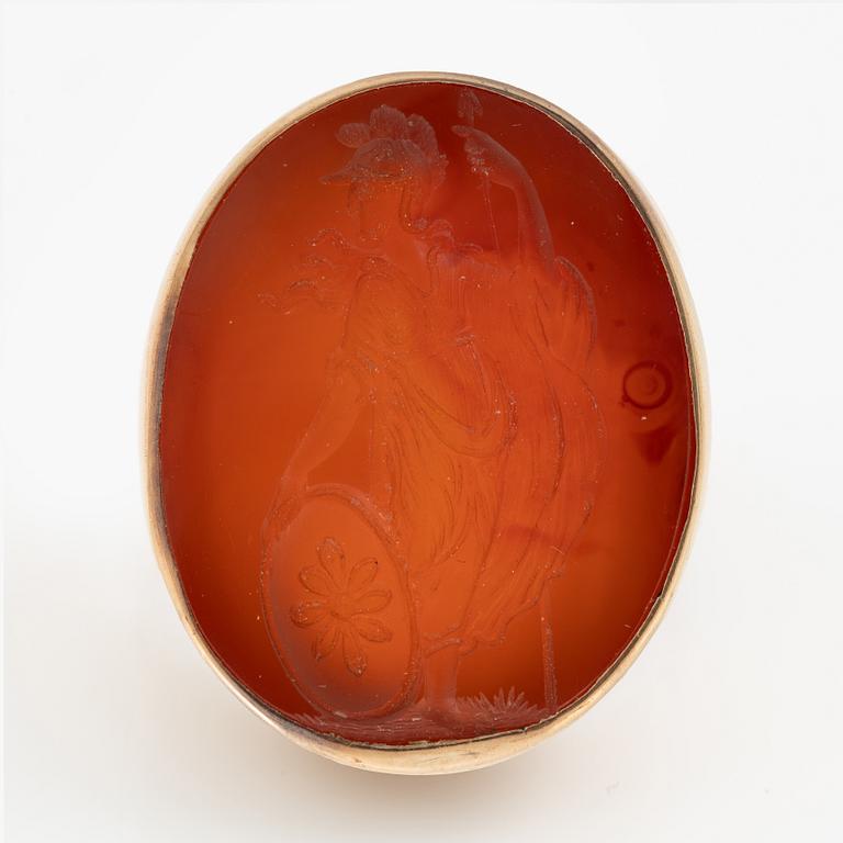 Ring of low carat gold with engraved agate, intaglio.