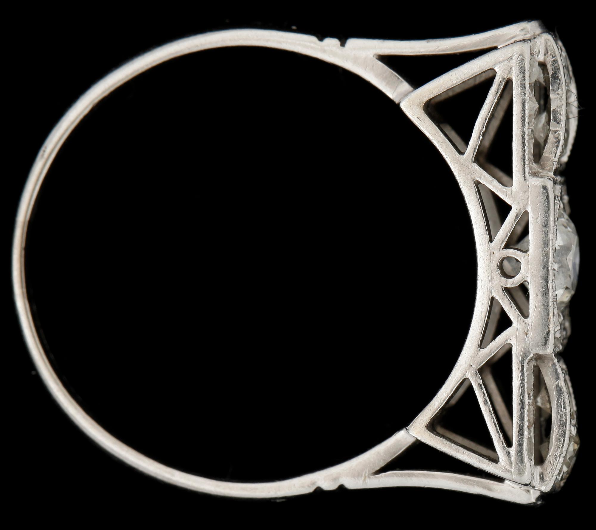 RING, ädelmetall med mestadels gammalslipade diamanter. 1900-talets första hälft. Vikt 5,3g.