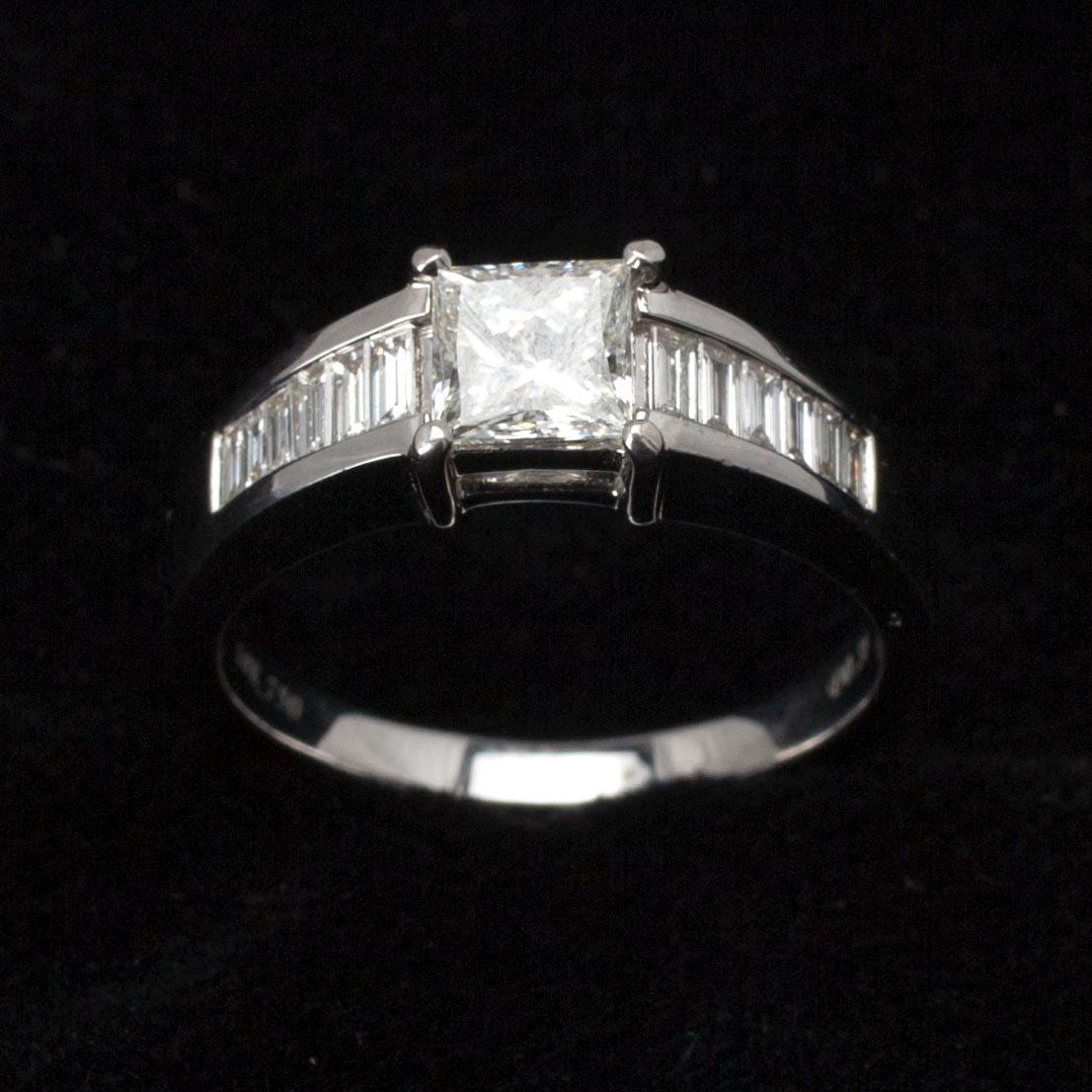 RING, 18K vitguld med princesslipad diamant samt 12 st. baguetteslipade diamanter.