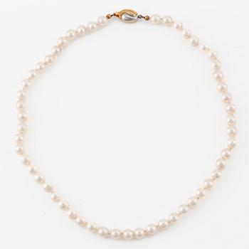 Pearl necklace, with cultured pearls, clasp in 18K gold.