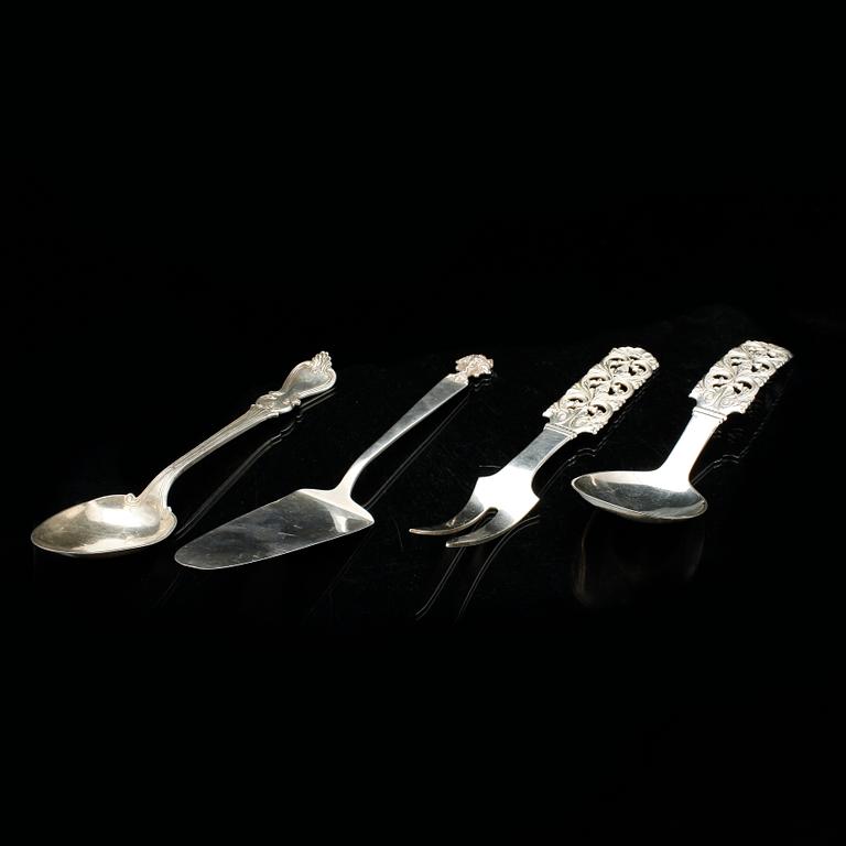 PARTI SILVER, 4 delar, bland annat en sked av N Juhlin, 1860. Totalvikt ca 315 gram.