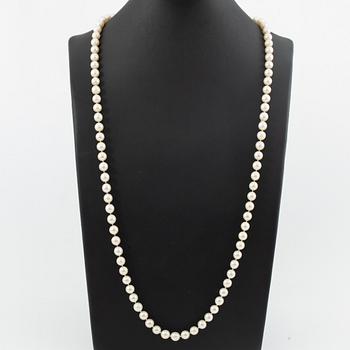 Necklace, longer model with cultured pearls, clasp 18K white gold set with octagonal-cut diamonds.
