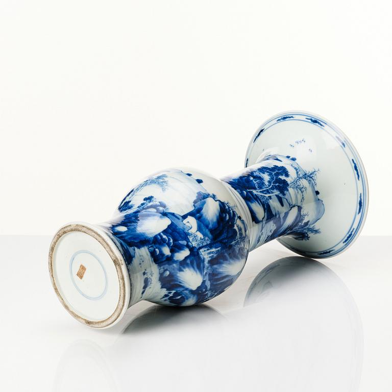 A Chinese blue and white 'yenyen' vase, Qing dynasty, Kangxi (1662-1722).