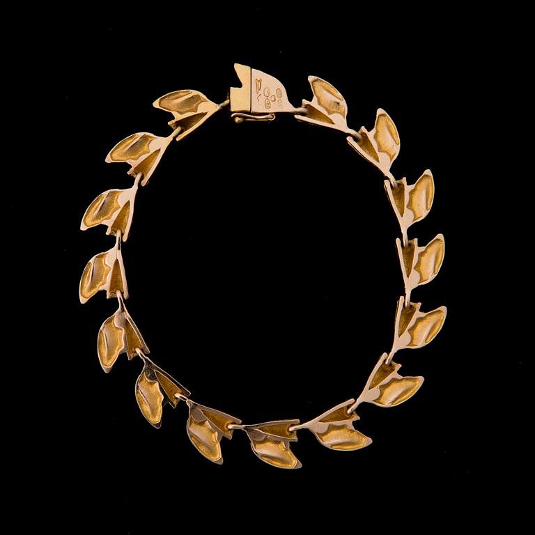 BJÖRN WECKSTRÖM, ARMBAND, "Rullande vågor", 14K guld. Lapponia 1967.