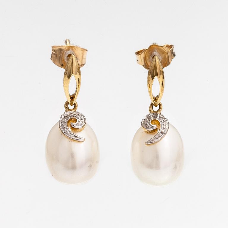 A pair of 14K gold earrigns with diamonds ca. 0.015 ct in total and cultured pearls.