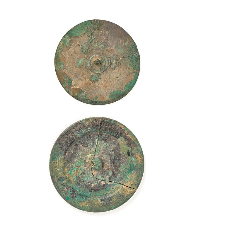 Speglar, två stycken, brons. Handynastin (206 f.Kr.-220 e.Kr.).