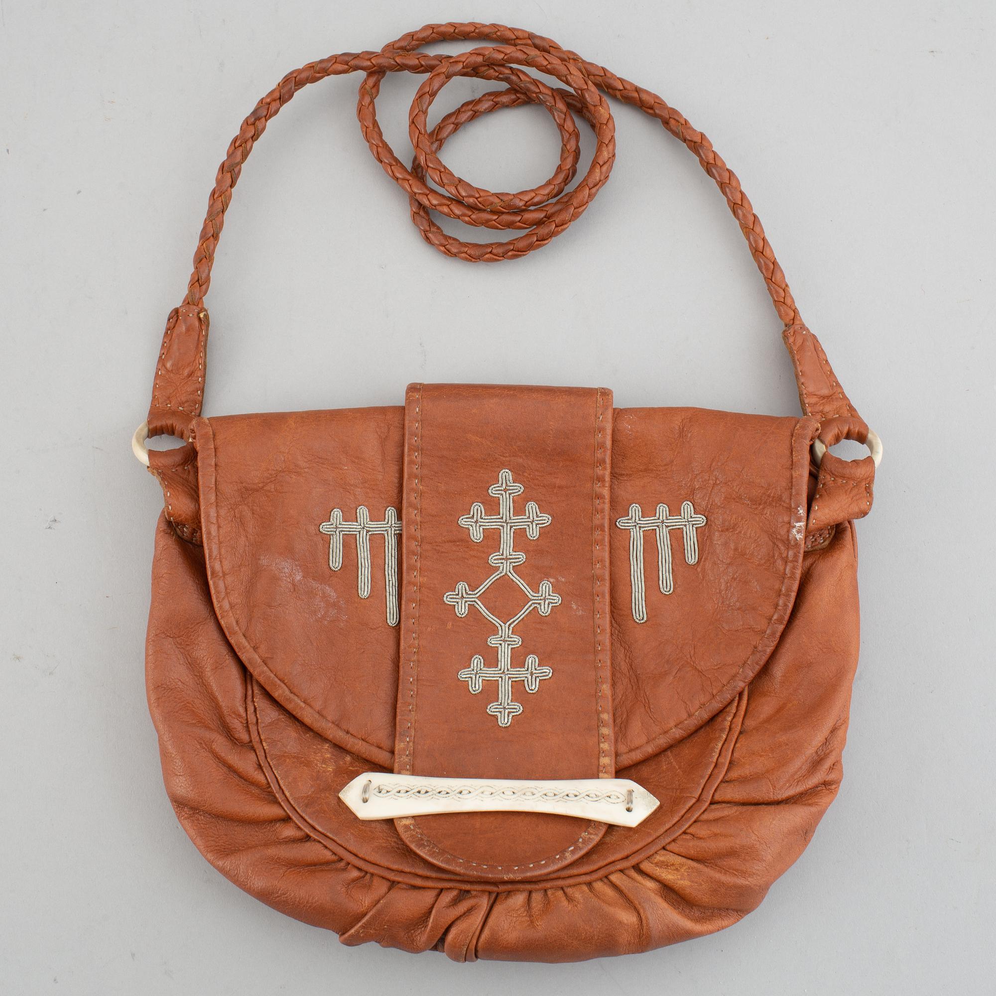 Samiska arbeten, väska, 2 st armband och 2 st broscher.