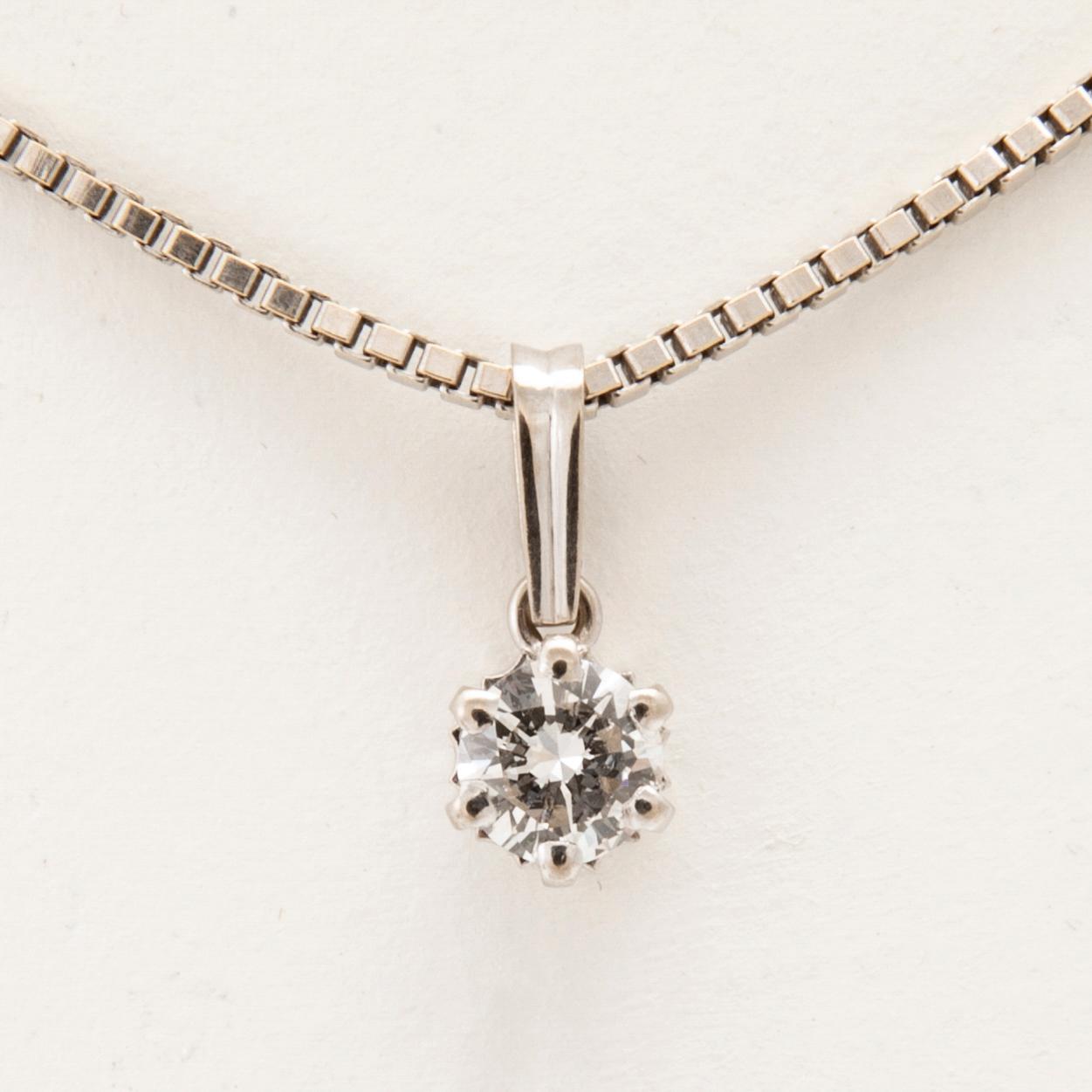 An 18K white gold necklace set with a round brilliant-cut diamond.