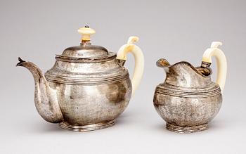 TEKANNA SAMT MJÖLKKANNA, silver, Moskva 1835. Tot vikt ca 970 gram.