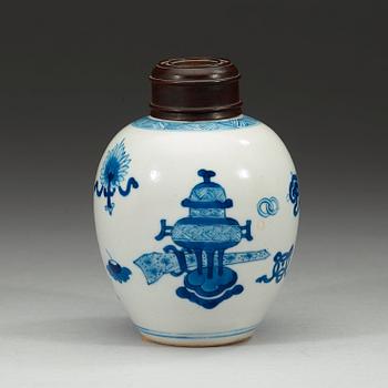 A blue and white jar, Qing dynasty Kangxi (1662-1722).