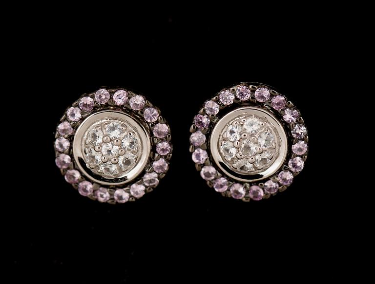 ÖRHÄNGEN, 14 k vitguld med rosa safirer samt åttkantslipade diamanter, totalt ca 0,10 ct. Vikt ca 2 g.