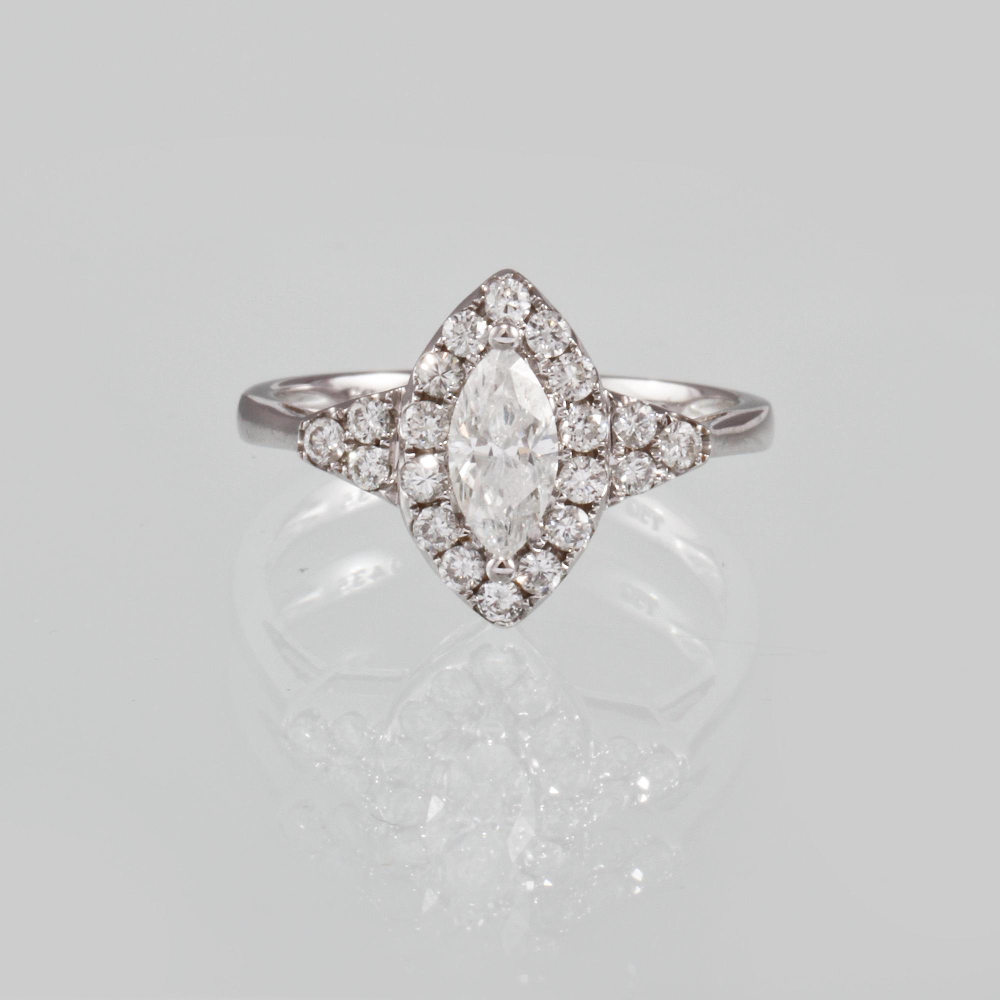 RING, 18k vitguld med briljantslipade diamanter ca 0.39 ct samt navettslipad diamant ca 0.44 ct. Vikt 3,2 gram.