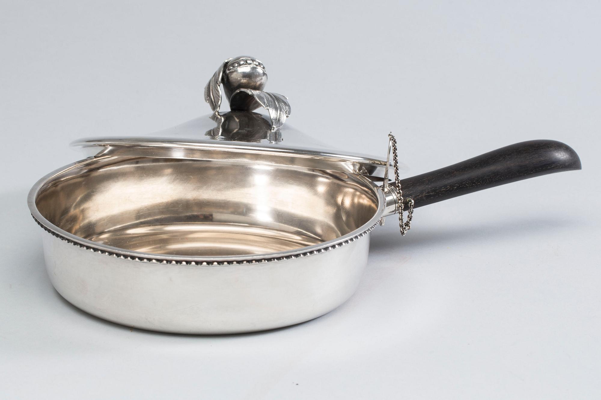 KAROTT MED LOCK, silver, CF Carlman, Stockholm 1938. Vikt tot ca 730 gram.