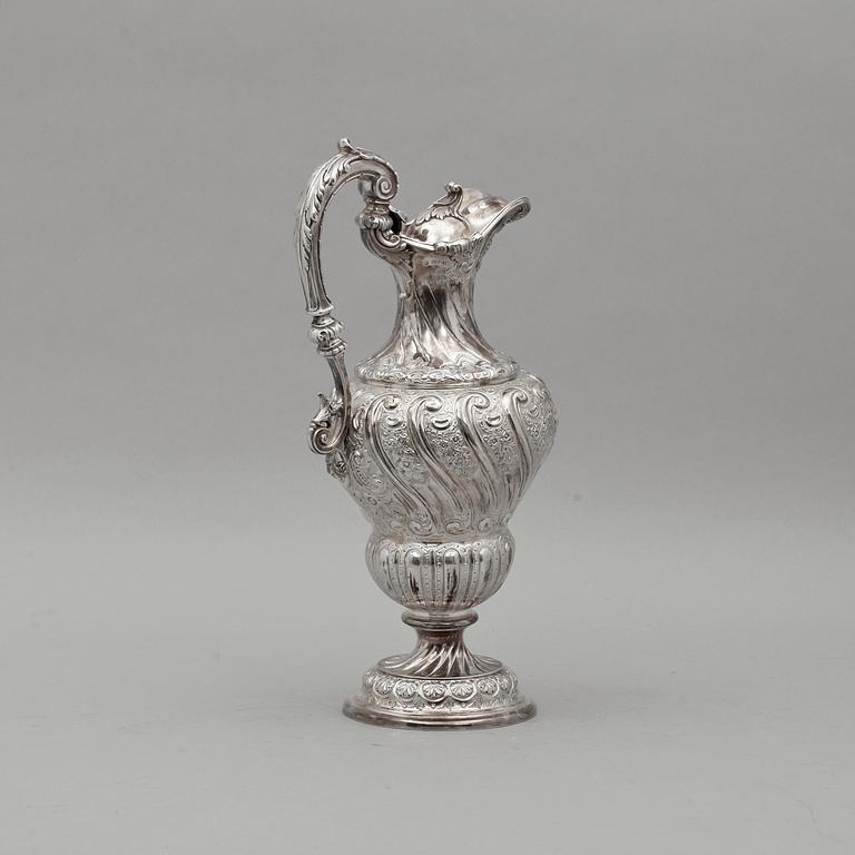 DRYCKESKANNA, silver. Sheffield, 1897-98, otydlig mästarstämpel. C:a 1080 g.