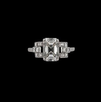 942. A diamond, total carat weight circa 2.50 cts, ring.