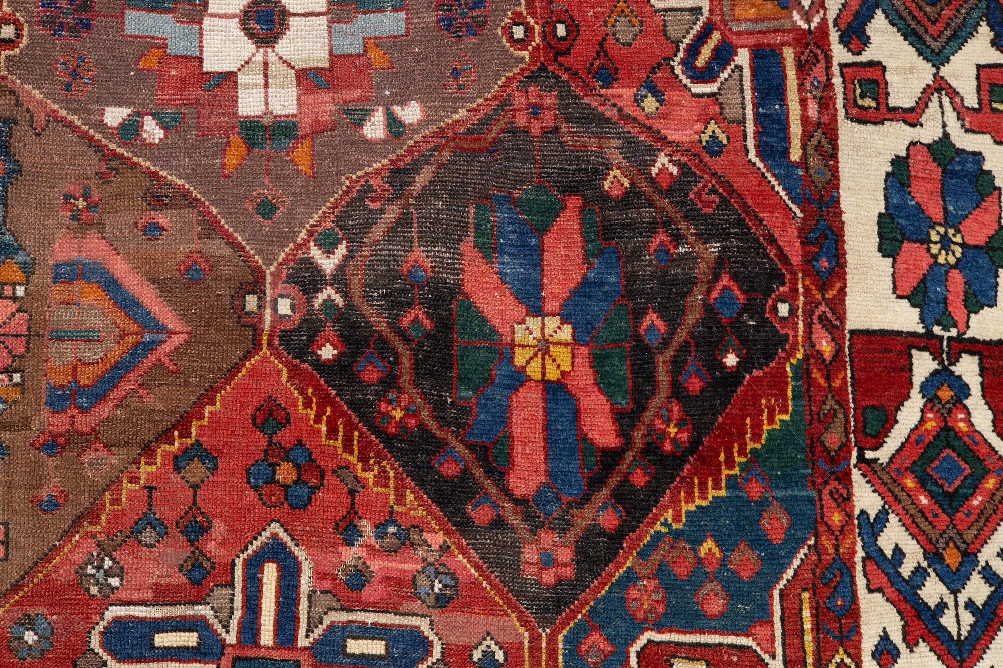 Rug, semi-antique, Chahar Mahal/Bakhtiari, approx. 290 x 204 cm.