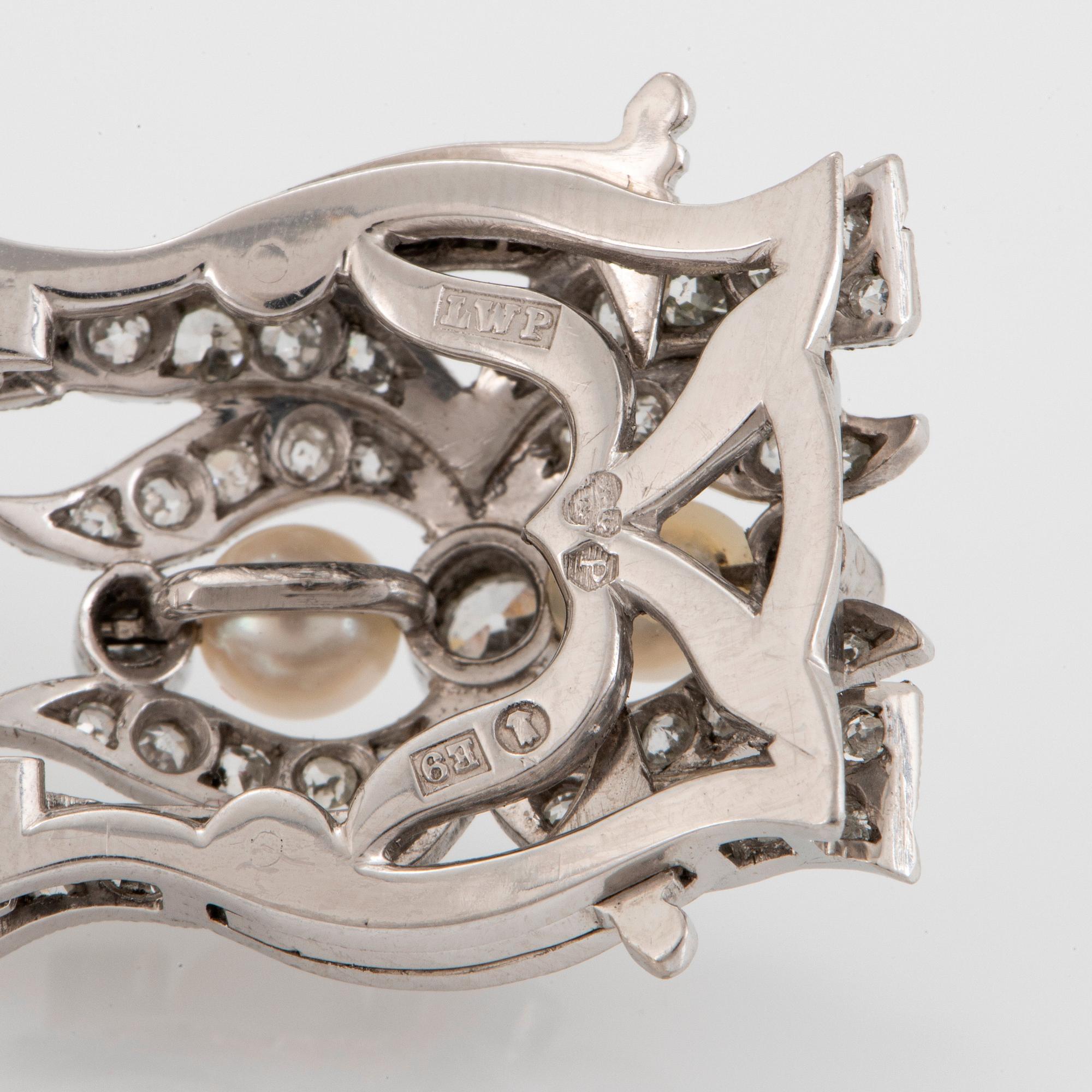Armband och ett par örhängen i platina med pärlor samt gammal-, åttkant- och rosenslipade diamanter.