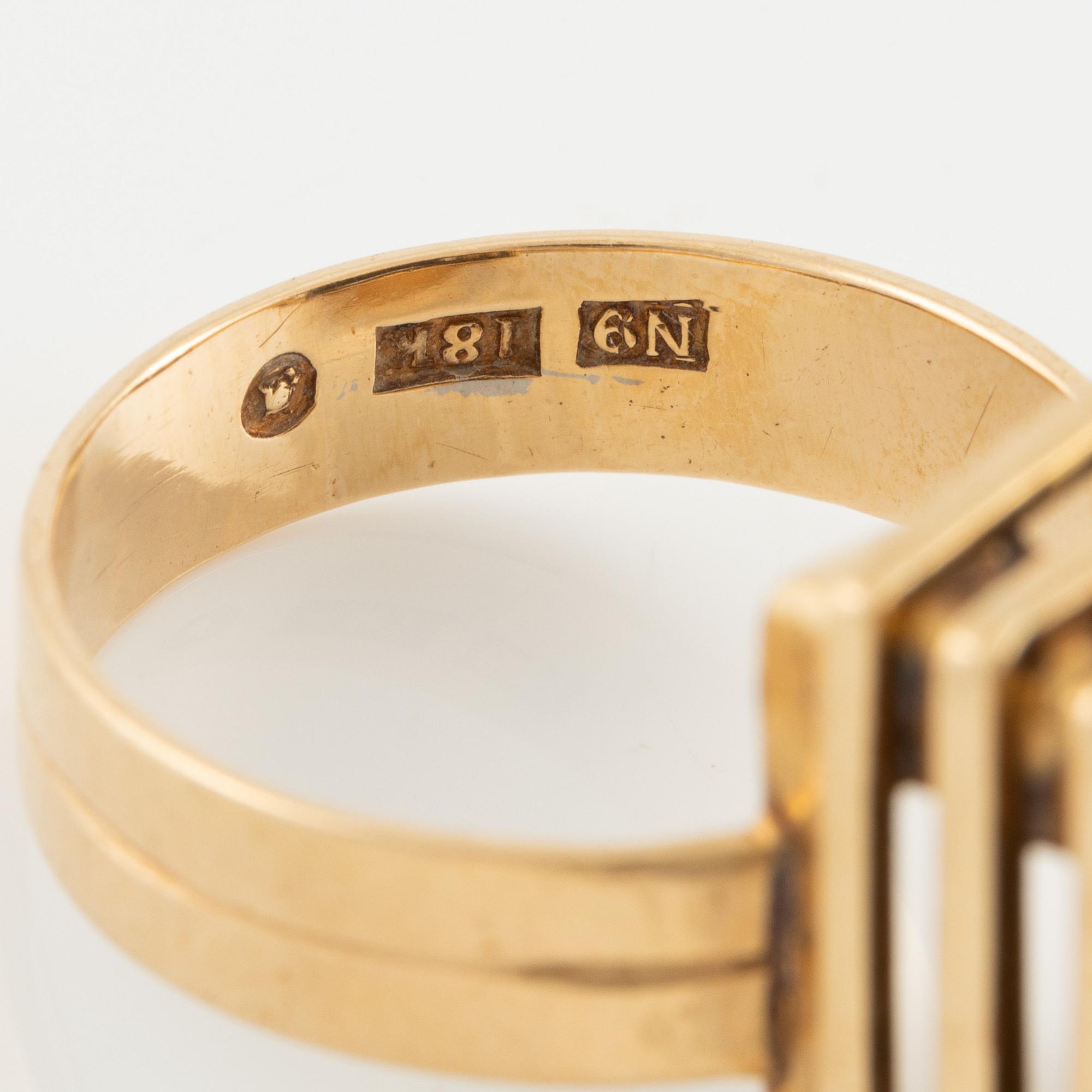 Ring, 18K gold with green stone.