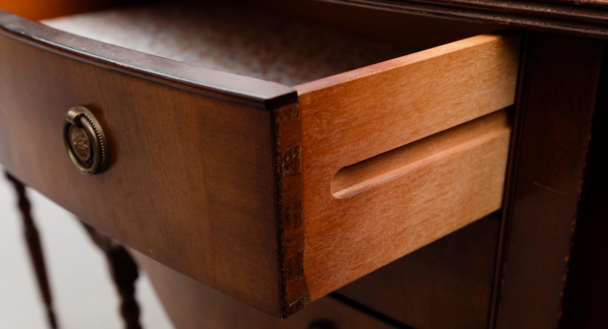 SIDEBOARD, England, 1900-talets andra hälft.