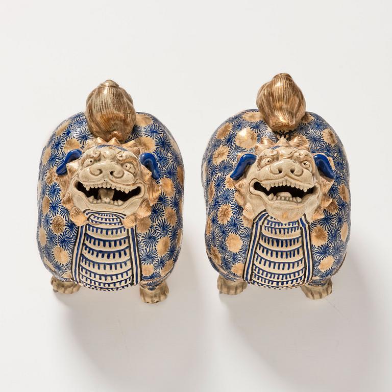 A pair of Japanese satsuma incense burners with covers, Meiji period (1868-1912).