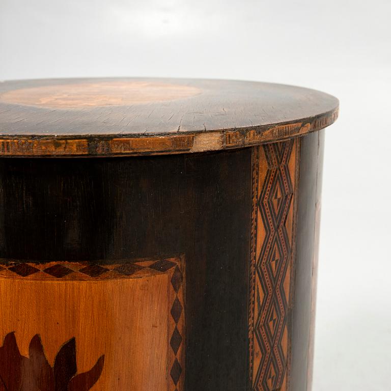 Cabinet, early 20th century.