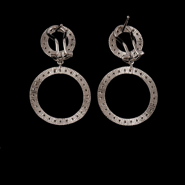 ÖRHÄNGEN, ett par, 14k vitguld med briljantslipade diamanter. Vikt 4 g.