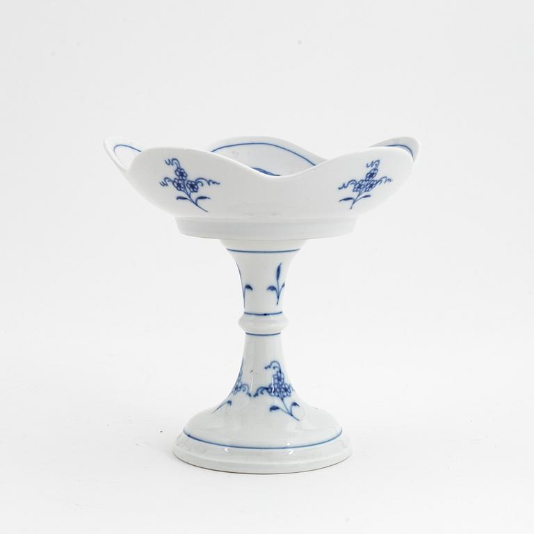 A 22-piece 'Blue Onion' porcelain coffee service, Meissen, first half of the 20th Century.