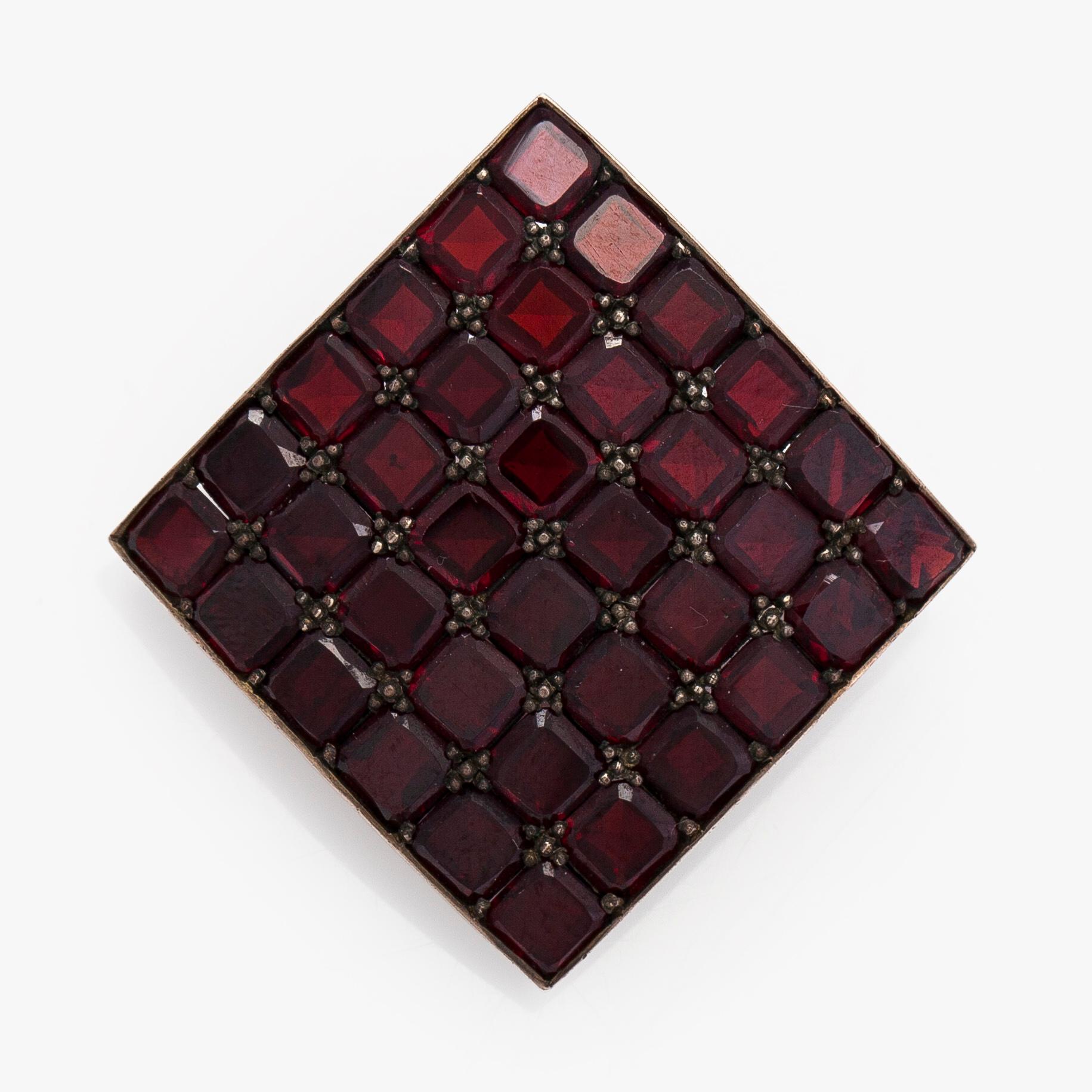 Rintaneula ja sormus, granaatteja, valkometallia.