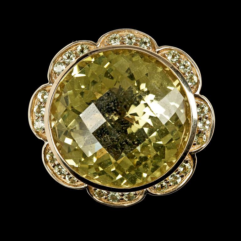 RING, fasettslipad stor citrin med små gröna peridoter runt om.