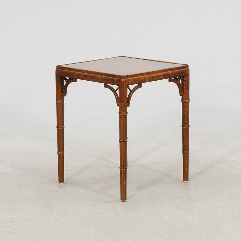 Karmstolar ett par samt bord 1900-talets andra hälft.